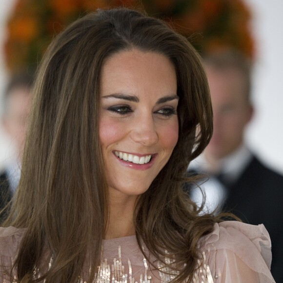 Vestido de Kate Middleton é todo confeccionado em paetês
