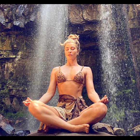 Grazi Massafera usou biquíni animal print em dia de cachoeira