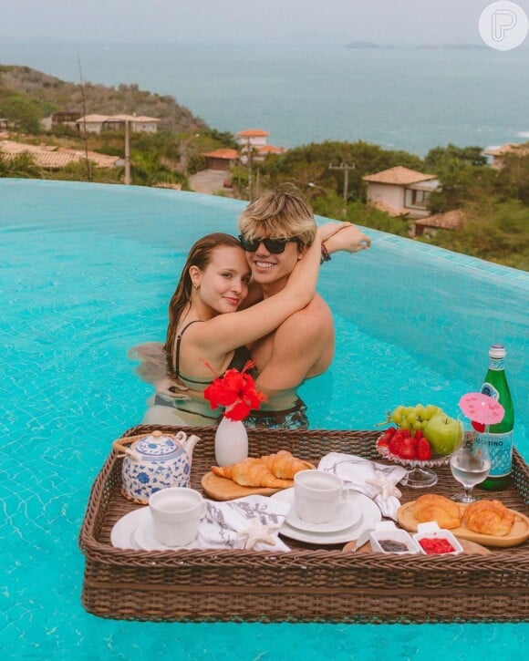 Larissa Manoela e Leo Cidade posam em foto na piscina