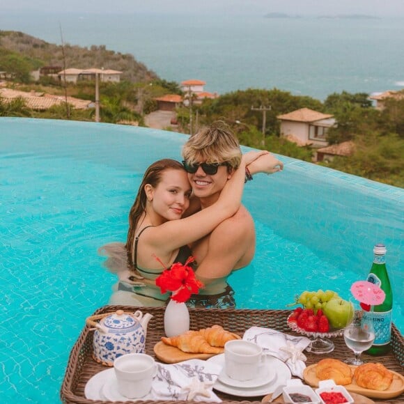 Larissa Manoela e Leo Cidade posam em foto na piscina