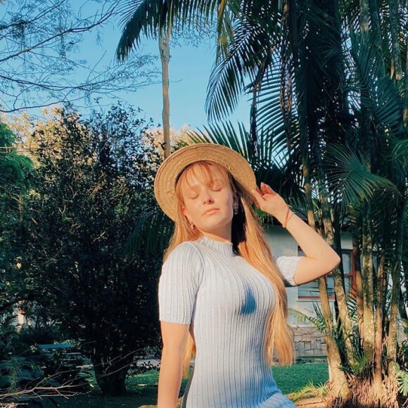 Larissa Manoela mostra corpo em foto de biquíni