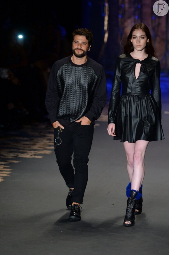 Bruno Gagliasso fez sua estreia na passarela da São Paulo Fashion Week na segunda-feira, 3 de novembro de 2014. Giovanna Ewbank prestigiou o marido no evento de moda