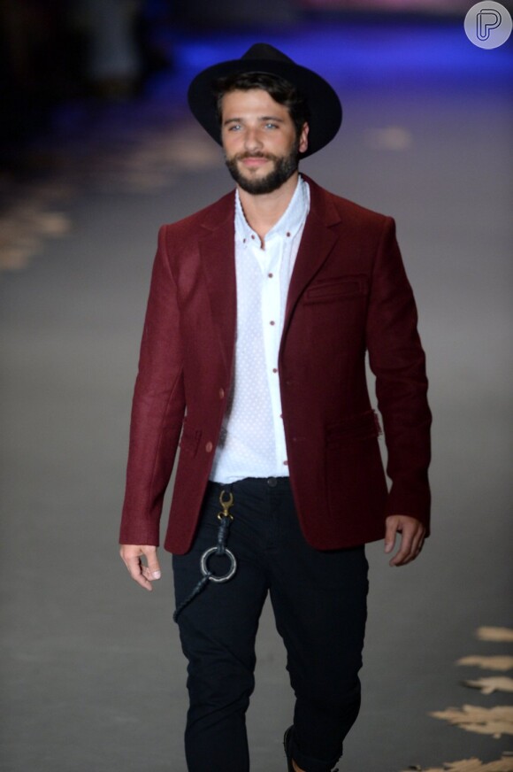 Bruno Gagliasso fez sua estreia como modelo na São Paulo Fashion Week. O ator desfilou pela grife Cavalera na noite de segunda-feira, 3 de novembro de 2014