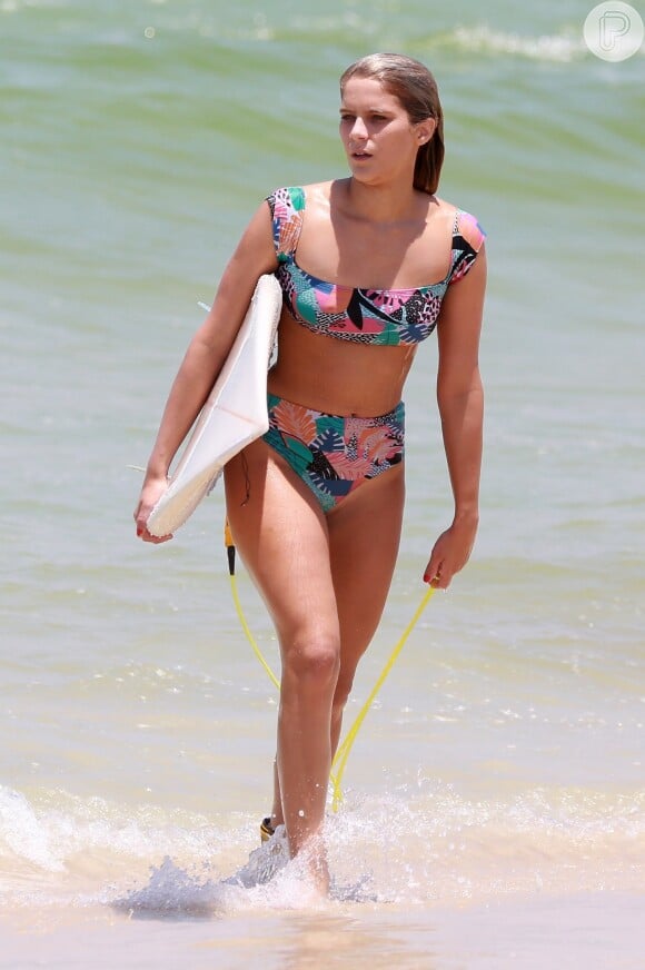 Isabella Santoni usou biquíni floral hot pant em dia de surfe