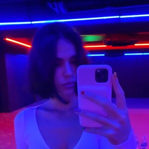 Bruna Marquezine exibe cabelo mais curto para acelerar transição capilar