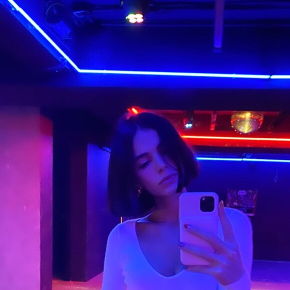 Bruna Marquezine usou blusa com decote