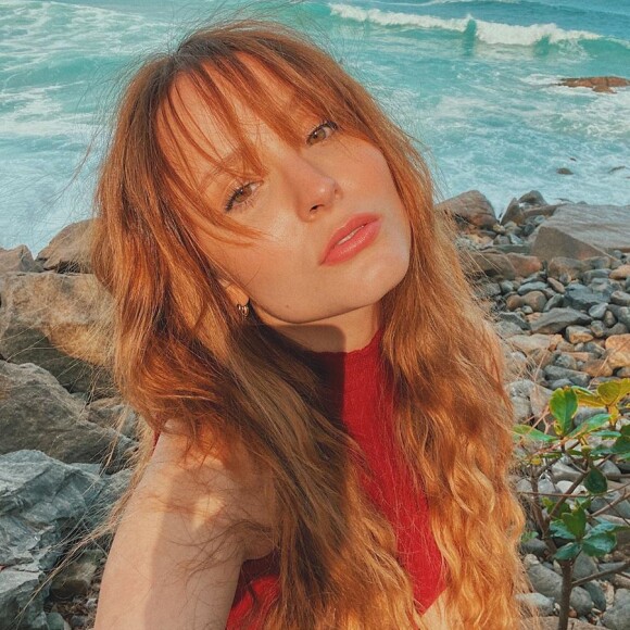 Larissa Manoela aparece em vídeo de cara limpa e cabelo ultralongo solto