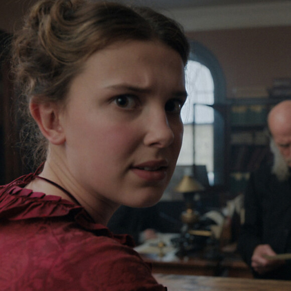 Enola Holmes (Millie Bobby Brown) conversa com o espectador no filme homônimo