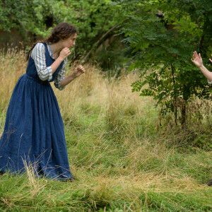 Enola Holmes (Millie Bobby Brown) aprendeu artes marciais com a mãe, Eudoria (Helena Bonham Carter)