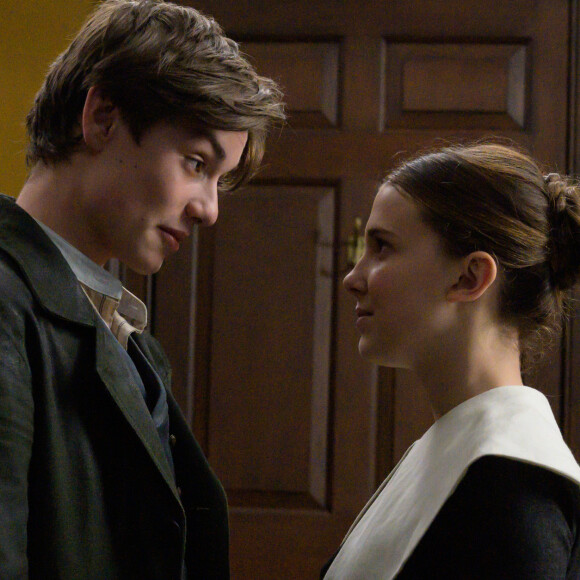 O filme Enola Holmes traz a história da personagem homônima, vivida por Millie Bobby Brown