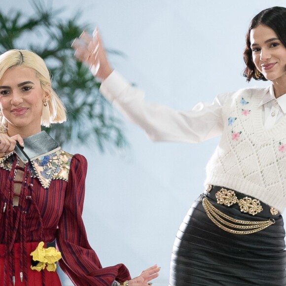 Bruna Marquezine dá abraço em Manu Gavassi em reencontro