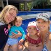 Ticiane Pinheiro e Carol Dantas posaram juntas em dia de piscina com os filhos