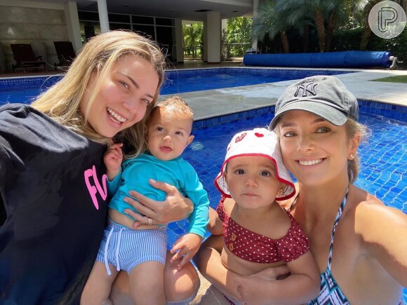 Ticiane Pinheiro e Carol Dantas posaram juntas em dia de piscina com os filhos
