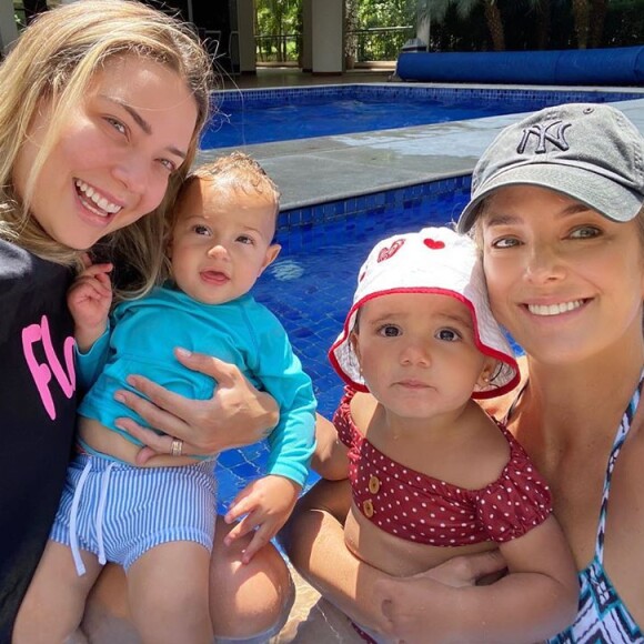 Ticiane Pinheiro e Carol Dantas posaram juntas em dia de piscina com os filhos