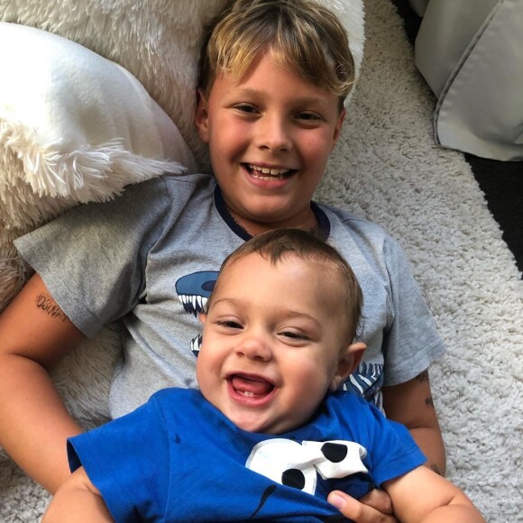 Filhos de Carol Dantas, Davi Lucca e Valentin se divertiram juntos em piscina
