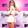 Pabllo Vitta combina saia com top e bota transparente no MTV MIAW