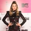 Sasha Meneghel usa vestido curto com ombreiras e bota colorida MTV MIAW