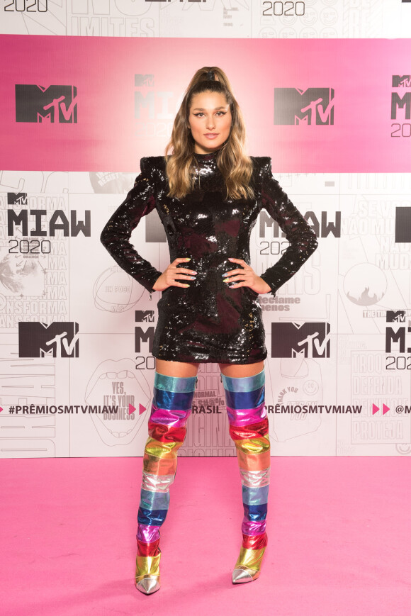 Sasha Meneghel usa vestido curto com ombreiras e bota colorida MTV MIAW