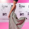 Agnes Nunes elege vestido xadrez com chapéu no MTV MIAW