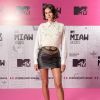 Bruna Marquezine usa saia de couro e cardigã no MTV MIAW