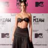 Bruna Marquezine combina top com saia texturizada no MTV MIAW