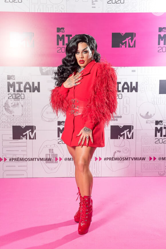 Gloria Groove aposta em look all red com plumas e cinto máxi no MTV MIAW