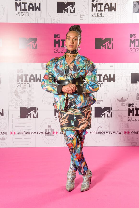 Linn da Quebrada usa blazer e calça de alfaiataria em look com mix de estampas no MTV MIAW