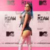 Tati Zaqui usa bota holográfica com body no MTV MIAW