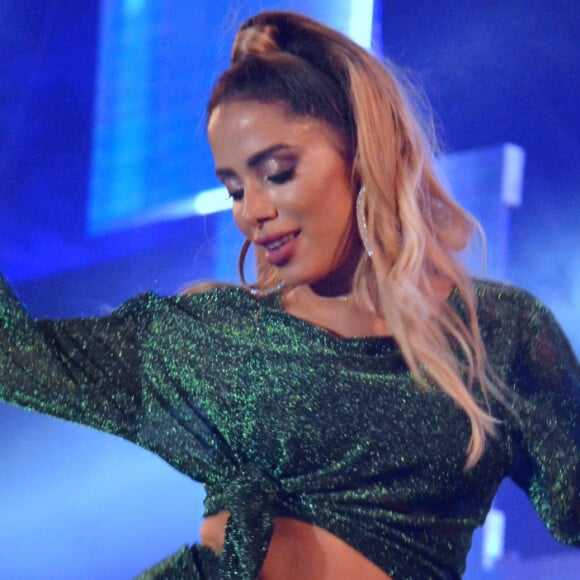 Anitta está com o cabelo loiro platinado e mostrou a mudança nesta sexta-feira, dia 25 de setembro de 2020