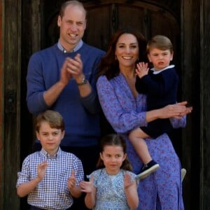 Looks combinando e roupa 'herdada': Kate Middleton mostra nova foto com filhos. Saiba mais detalhes em matéria neste domingo, dia 27 de setembro de 2020