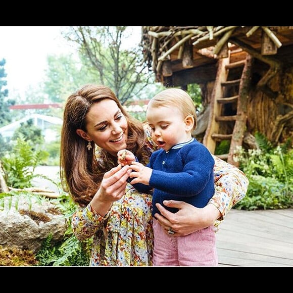 Filho mais novo de Kate Middleton, Louis apareceu em foto com suéter que era do irmão