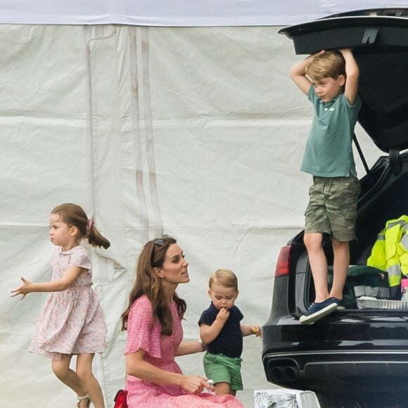 Filho caçula de Kate Middleton herda roupa de irmão. Veja foto!