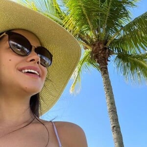 Thais Fersoza aposta em beachwear estiloso