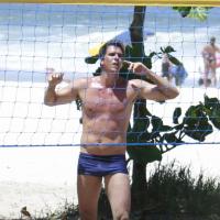 Márcio Garcia, de sunga, joga futevôlei na praia da Barra e toma banho de balde