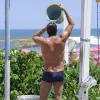 Márcio Garcia toma banho de balde na praia da Barra, RJ