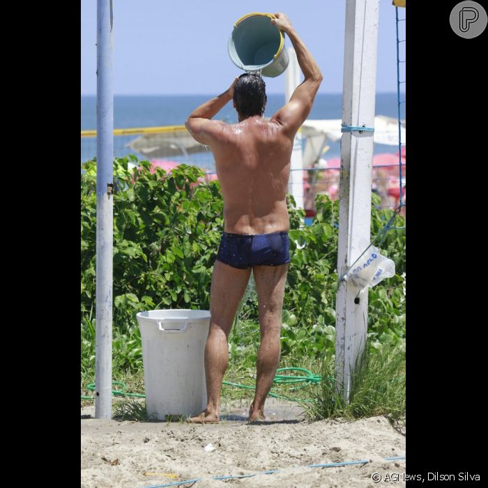 Márcio Garcia toma banho de balde na praia da Barra, RJ Purepeople