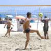 Márcio Garcia, de sunga, joga futevôlei na praia da Barra, no RJ, e se refresca tomando banho de balde e mangueira, em 3 de março de 2013