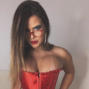 Geisy Arruda aprova própria beleza em fotos