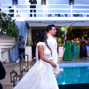 Gretchen Miranda entra sozinha no altar no casamento