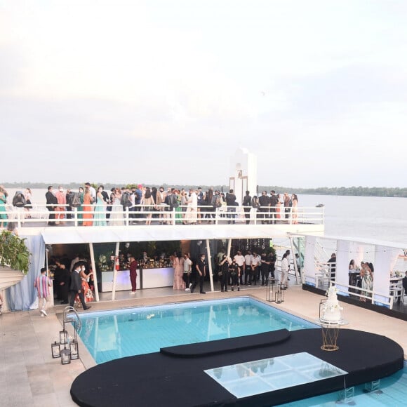 Gretchen Miranda se casa em balsa em Belém do Pará