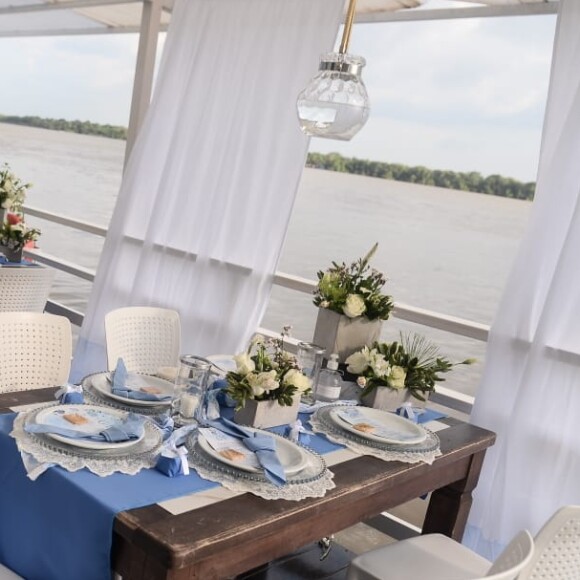 Casamento de Gretchen Miranda tem decoração azul e branca com detalhes verdes