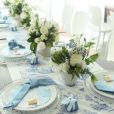 Casamento de Gretchen Miranda tem mesa com flores brancas e toalha minimalista