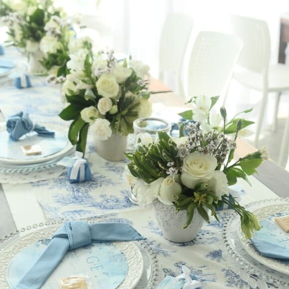 Casamento de Gretchen Miranda tem mesa com flores brancas e toalha minimalista