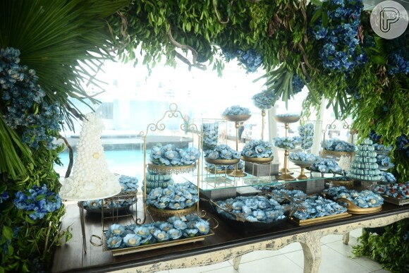 Mesa de doces no casamento de Gretchen Miranda tem decoração de flores