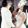 Gretchen Miranda se diverte com marido, Esdras de Souza, em casamento