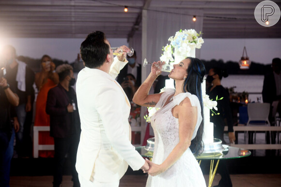 Gretchen Miranda se diverte com marido, Esdras de Souza, em casamento
