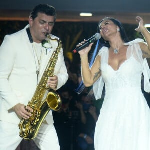 Gretchen Miranda canta com o marido, Esdras de Souza, em casamento