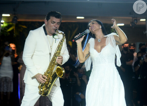 Gretchen Miranda canta com o marido, Esdras de Souza, em casamento