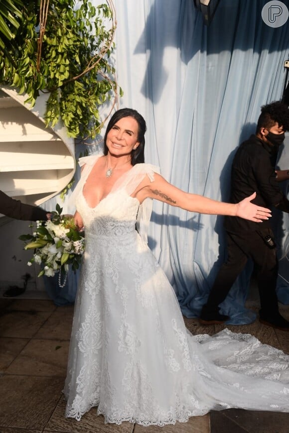 Gretchen Miranda usa vestido com renda e tulê em casamento