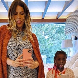 Giovanna Ewbank fez agachamentos com a filha, Títi, nas costas